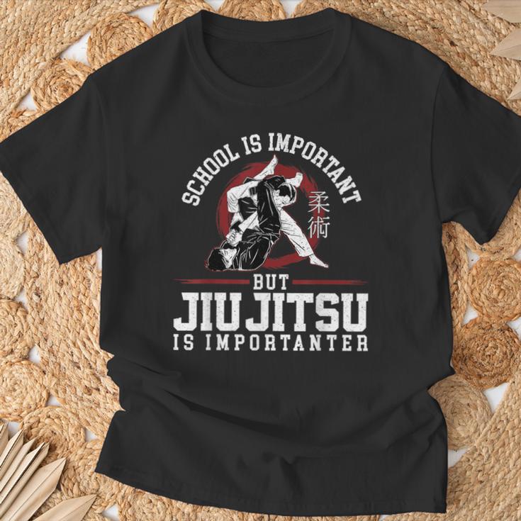 柔術学校は重要ですが、柔術は重要です Tシャツ 高齢者への贈り物