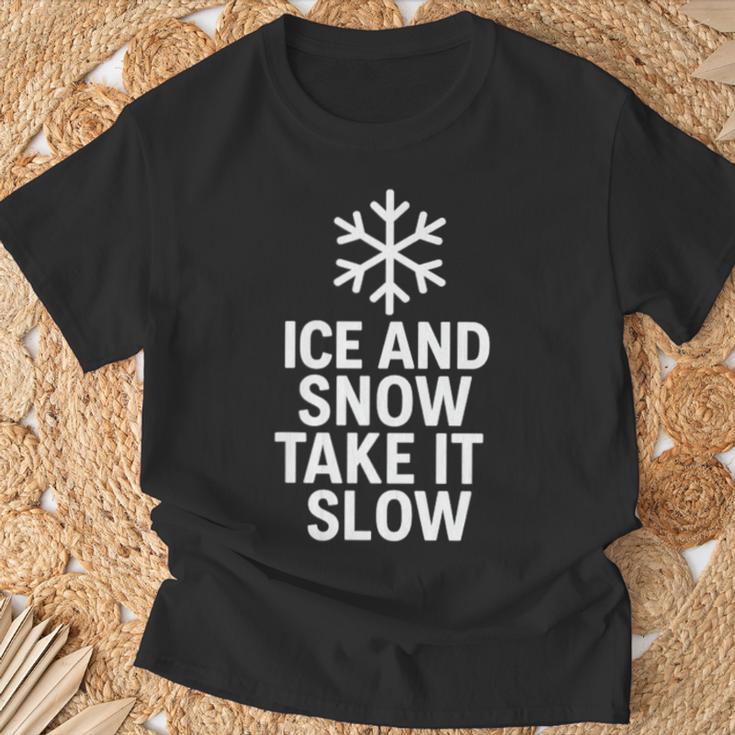 氷と雪で簡単。滑りやすい表面でも天候の安全性。 Tシャツ 高齢者への贈り物