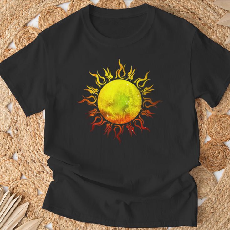 燃える太陽 トライバル タトゥー 宇宙 宇宙 Tシャツ 高齢者への贈り物