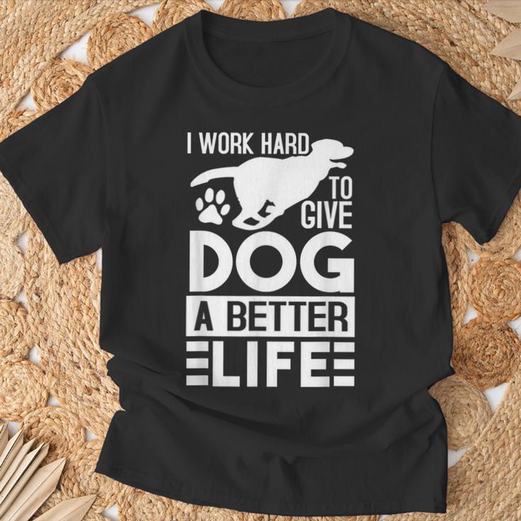 犬により良い生活を送るために一生懸命働いています-面白い犬好き Tシャツ 高齢者への贈り物
