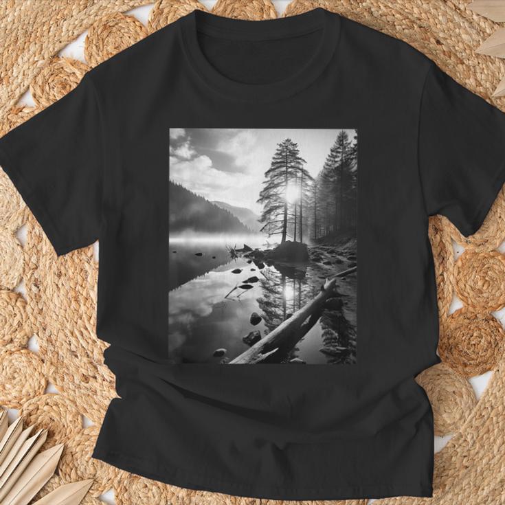 白黒写真 木と川の写真 Tシャツ 高齢者への贈り物