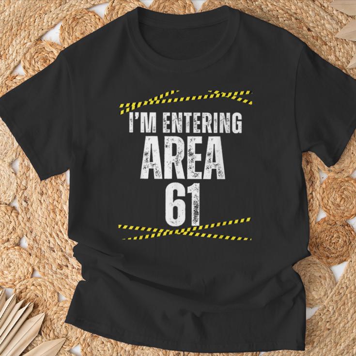 私は61歳の誕生日 おもしろい エリアに入ってる 61歳 Tシャツ 高齢者への贈り物