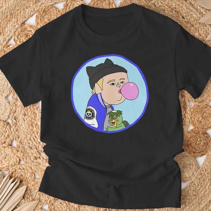耳付きニットキャップを被った青年 河童の子を抱きながらガムを膨らます Tシャツ 高齢者への贈り物