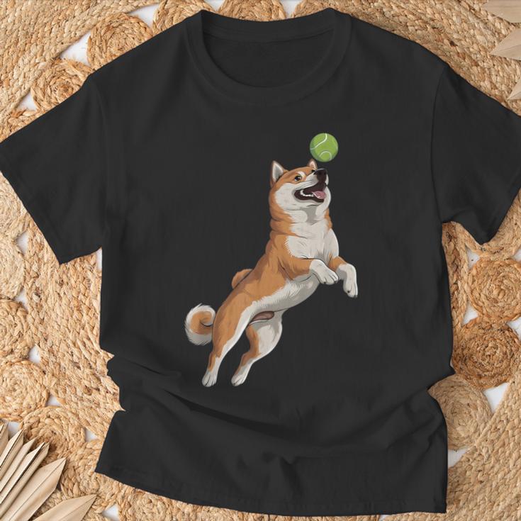 遊び心のある柴犬フェッチ追いかけテニスボール Tシャツ 高齢者への贈り物