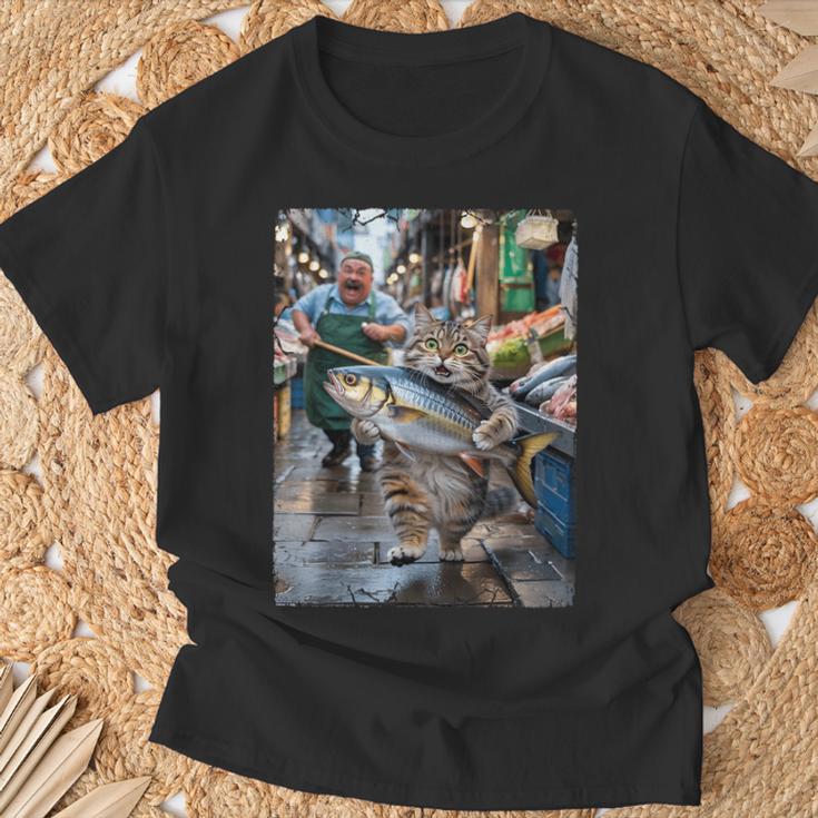 面白い猫が市場で魚を盗む猫好きの楽しみ。 Tシャツ 高齢者への贈り物