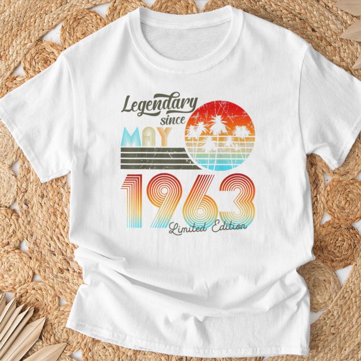 60歳の誕生日 1963年5月から伝説の60歳の誕生日 Tシャツ 高齢者への贈り物