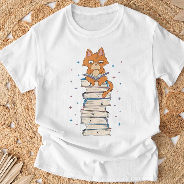 Cat Sits On Books Reading Reading Book Lover T-Shirt Gifts for Old Men