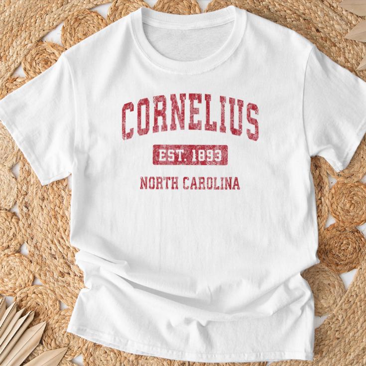 Cornelius North Carolina Nc ビンテージスポーツデザイン レッドデザイン Tシャツ 高齢者への贈り物