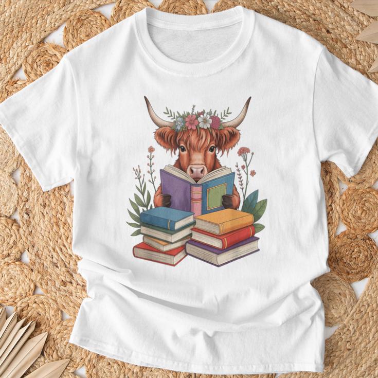 Cute Highland Cow With Book Floral Bookworm Librarian Book T-Shirt Gifts for Old Men Cute Highland Cow With Book Floral Bookworm Librarian Book T-Shirt Gifts for Old Men