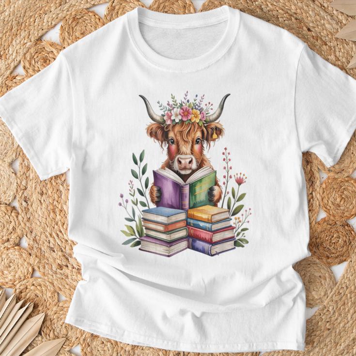 Cute Highland Cow Library Bookworm Librarian Books Reading T-Shirt Gifts for Old Men