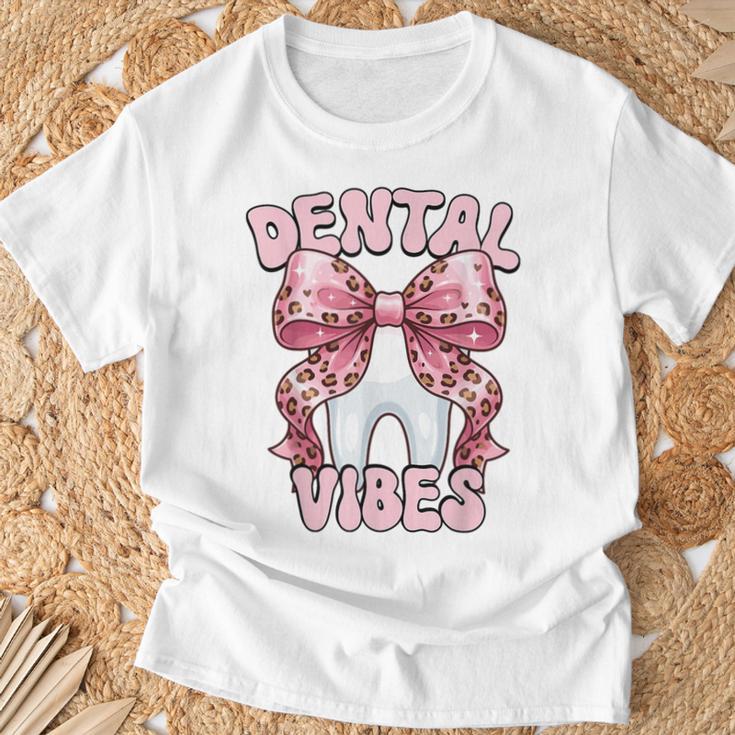 Dentalibes 歯 ピンク ヒョウ柄 弓 歯科医 Tシャツ 高齢者への贈り物