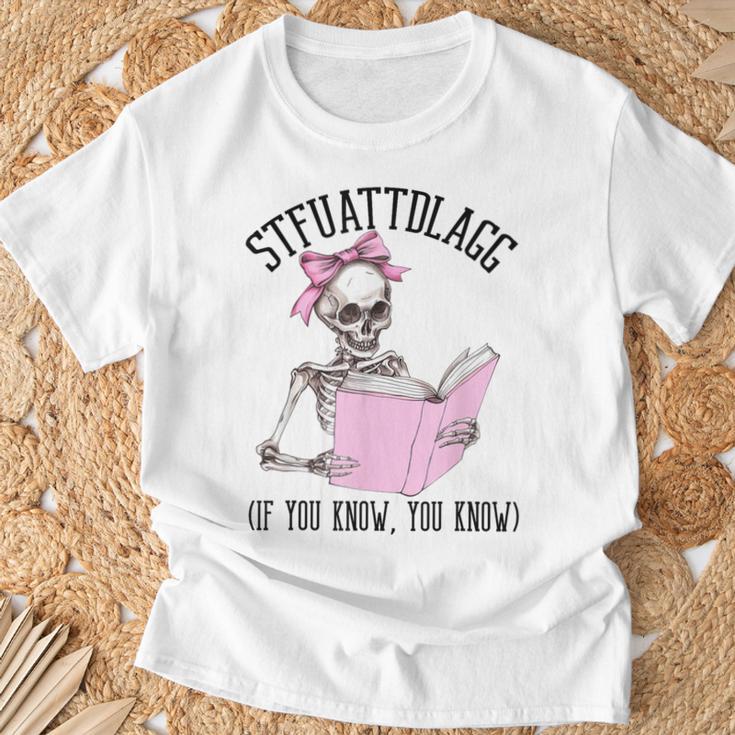 Dirty Romance Skeleton Reading Smut Smutty Book STFUATTDLAGG T-Shirt Gifts for Old Men