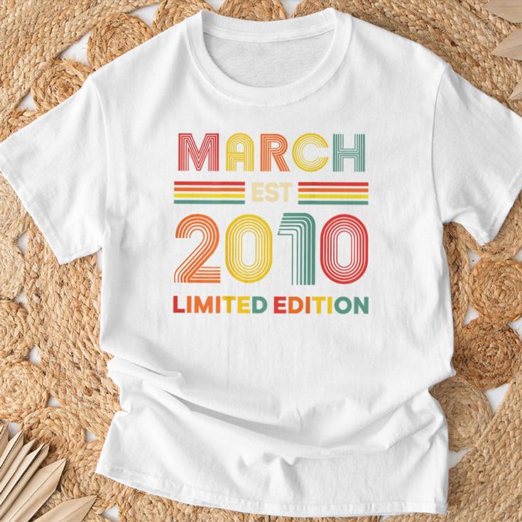 En La Parte Trasera Retro Marzo Est 2010 Cumpleaños 16 Años 16 Años Camiseta unisex Regalos para ancianos