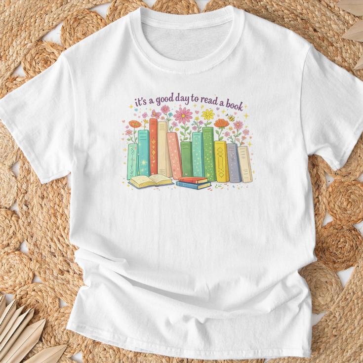 It's a Good Day To Read Book Outfit T-Shirt Gifts for Old Men