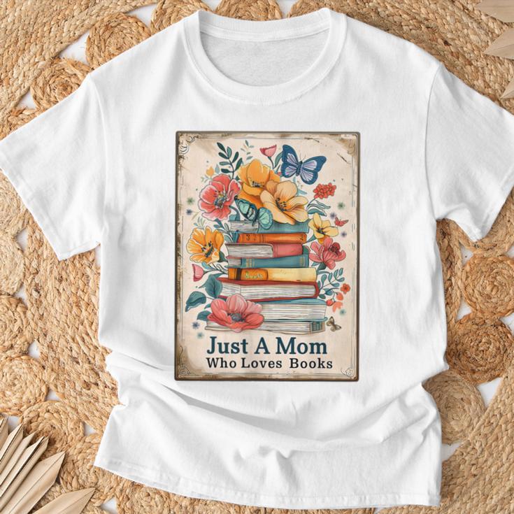 Just A Mom Who Loves Books Vintage Bookish Reader T-Shirt Gifts for Old Men