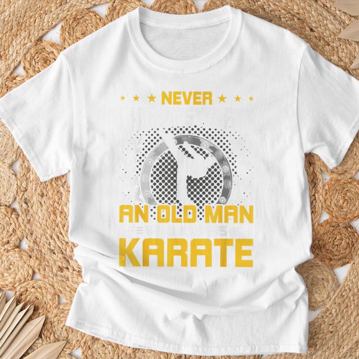 Never Underestimate An Old Man Who Know Karate Tシャツ 高齢者への贈り物