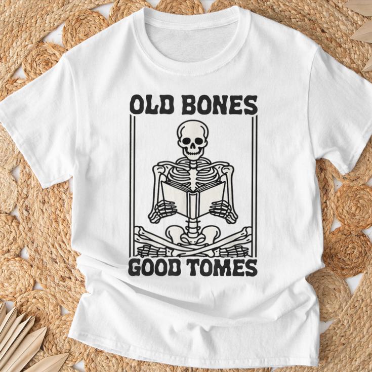 Old Bones Good Tomes Skeleton Reading Bookworm Book Lovers T-Shirt Gifts for Old Men