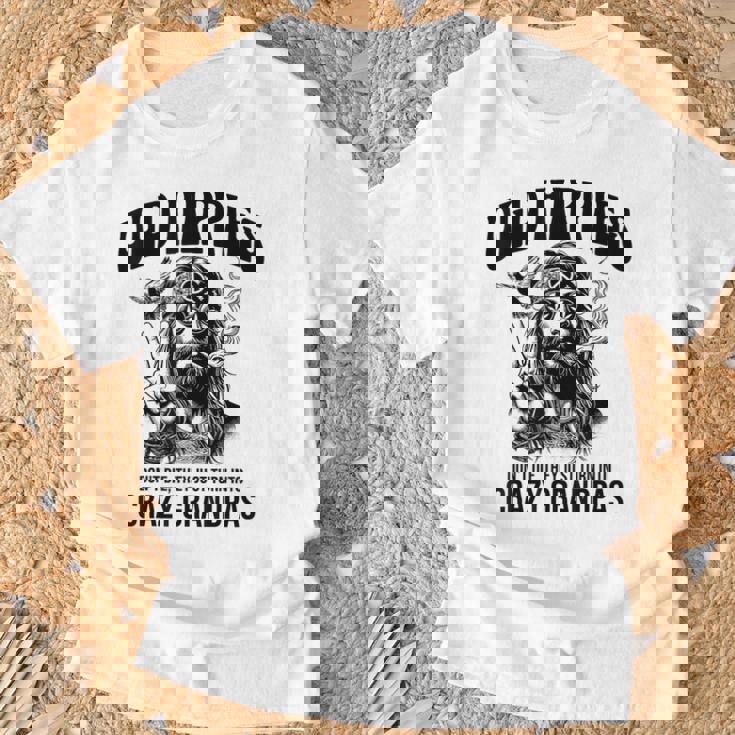 Old Hippies Don't Die They Turn Into Crazy Grandpas Tシャツ 高齢者への贈り物