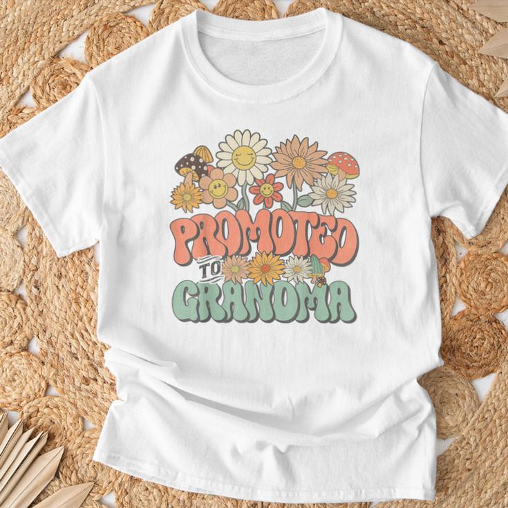 Promoted To Grandma Expecting Baby Daisy Groovy Wildflower Tシャツ 高齢者への贈り物