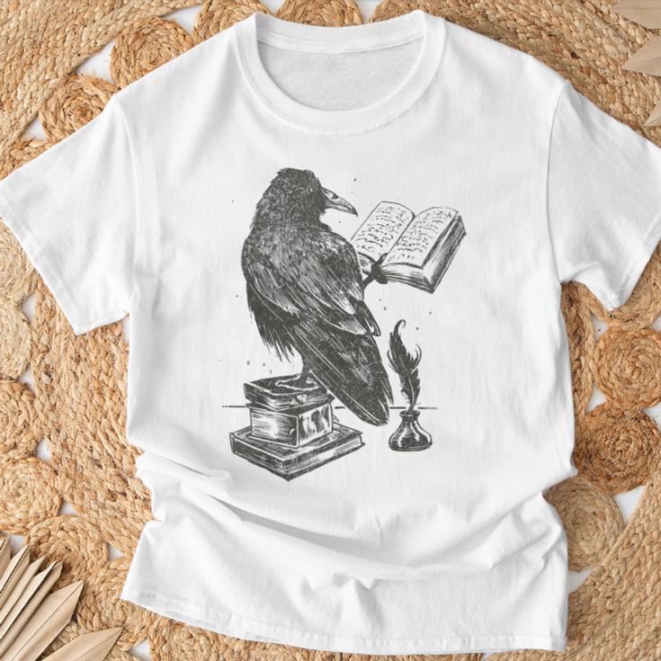 Raven Crow Reading a Magic Book Wizard Animal Bird Reader T-Shirt Gifts for Old Men