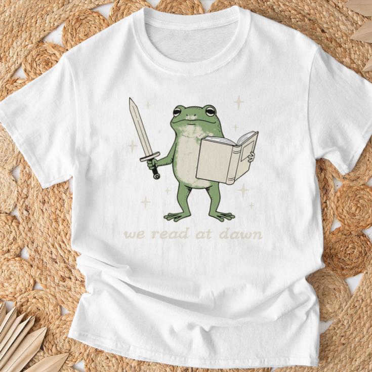 We Read At Dawn Vintage Frog Reading Book Frog Meme T-Shirt Gifts for Old Men
