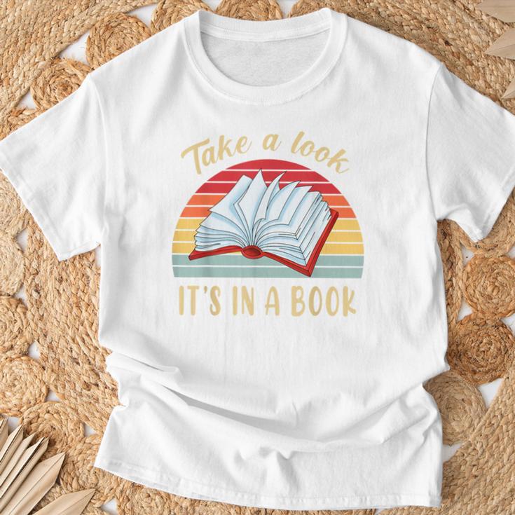 Retro Rainbow Smart Book Lover Reader Vintage Bookworm Women T-Shirt Gifts for Old Men