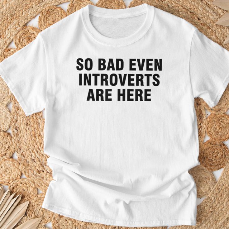 So Bad Even Inroverts Are Here Tシャツ 高齢者への贈り物