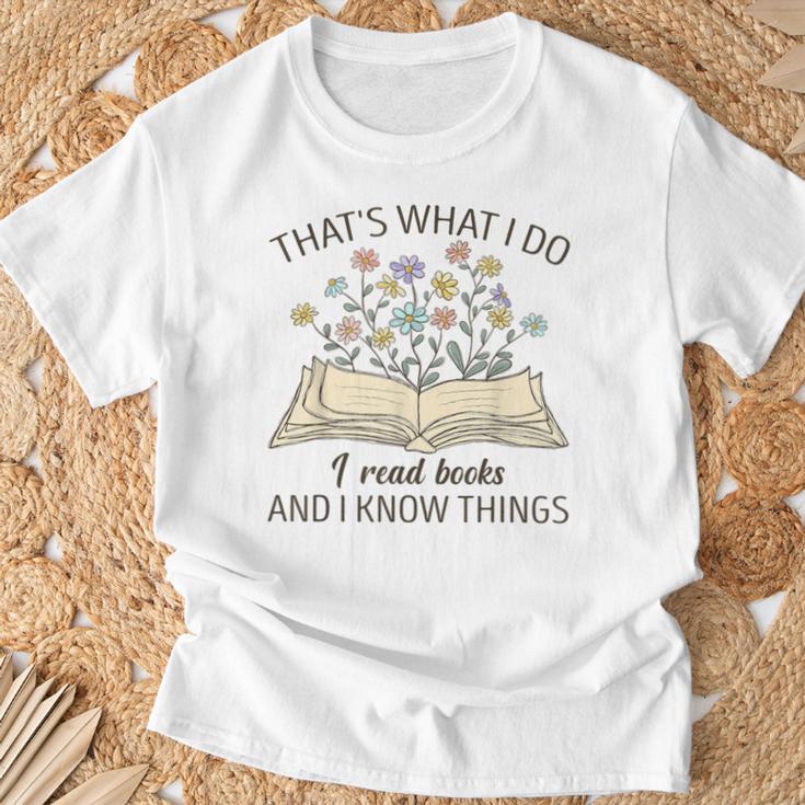 That's What I Do I Read Books And I Know Things Book Lovers T-Shirt Gifts for Old Men