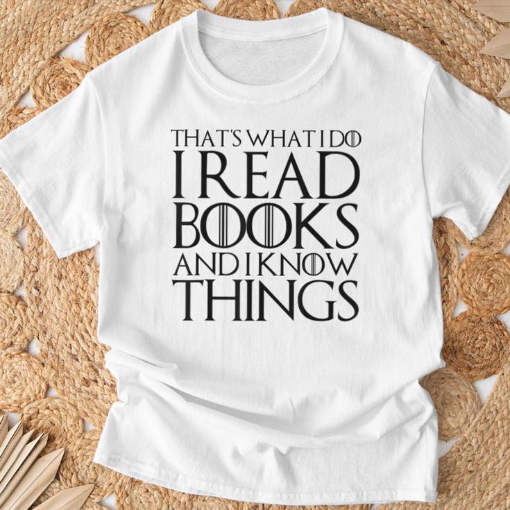 THAT'S WHAT I DO I READ BOOKS AND I KNOW THINGS T-Shirt T-Shirt Gifts for Old Men