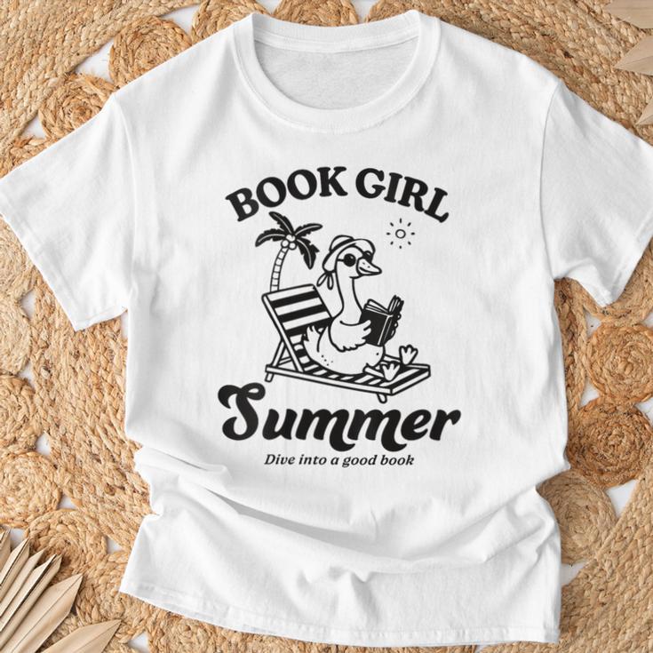 Women's Book Girl Summer Reading Duck Retro Beach Vacation Bookworm T-Shirt Gifts for Old Men