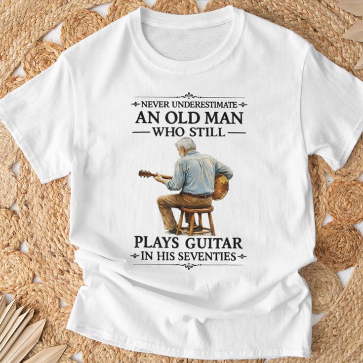 まだギターを弾く老人 70年代 おじいちゃん ヴィンテージ Tシャツ 高齢者への贈り物