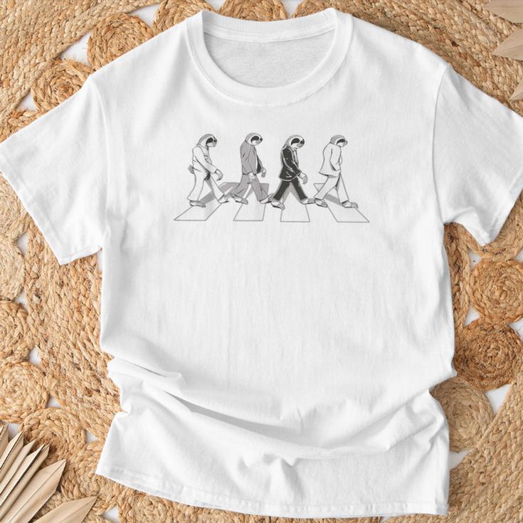アビーロードの横断歩道を渡る4匹のナマケモノ Tシャツ 高齢者への贈り物