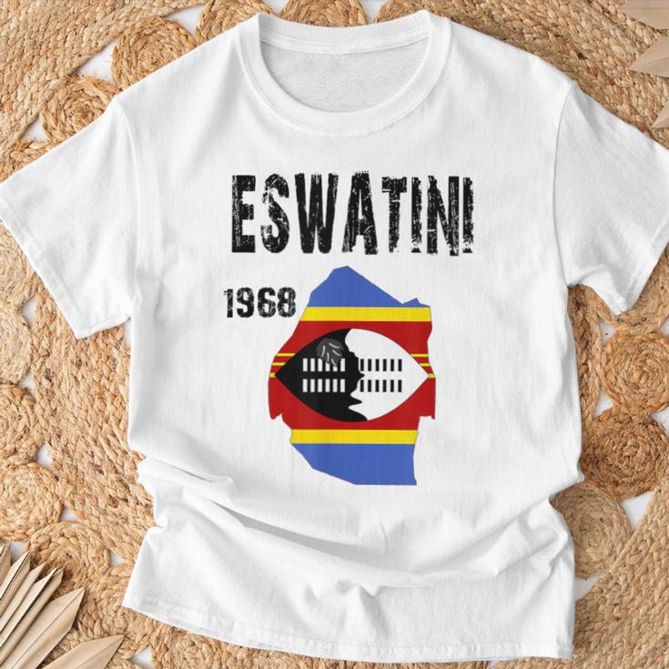 エスワティニ地図旗 制定。 Tシャツ 高齢者への贈り物