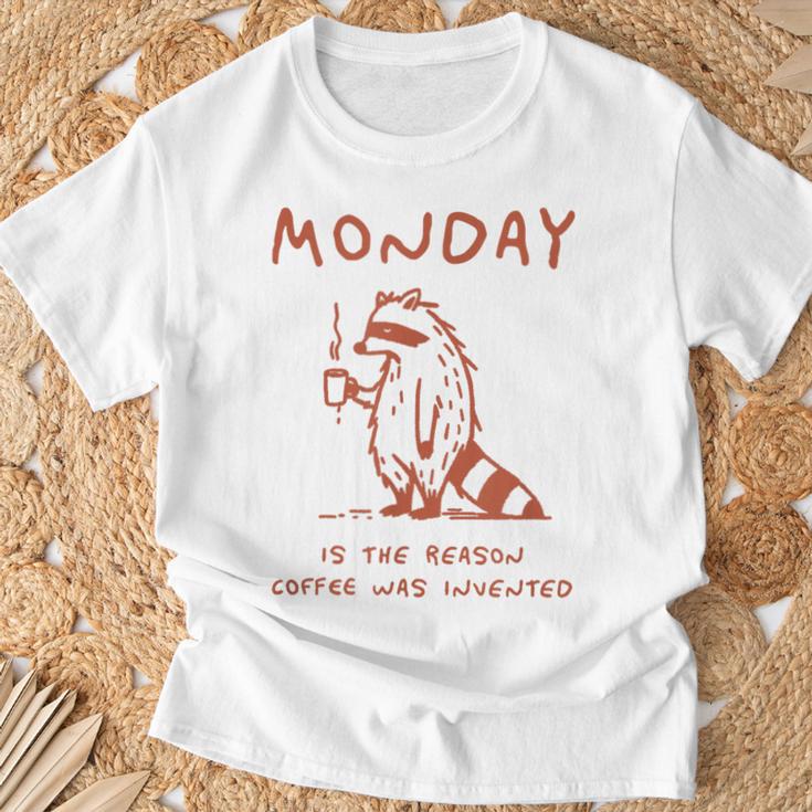 コーヒーが発明された理由は月曜日 少し憂鬱なアライグマ Tシャツ 高齢者への贈り物