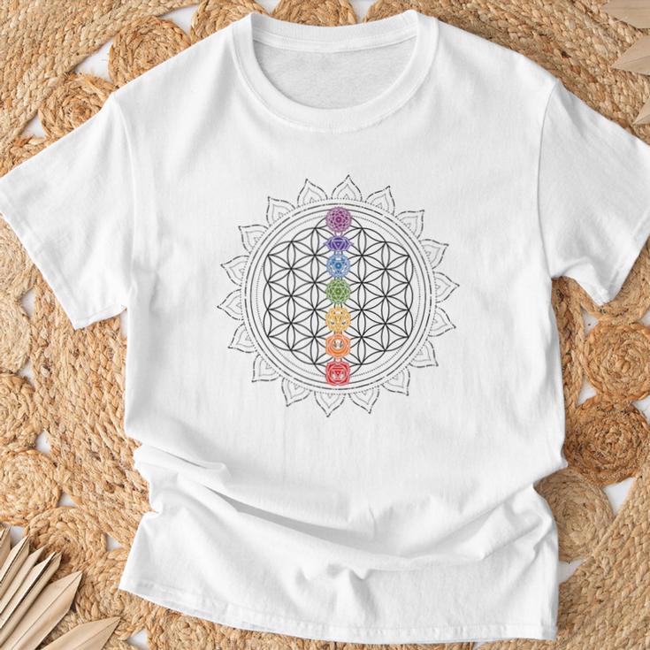 チャクラのシンボルと生命の花、神聖な幾何学曼荼羅。 Tシャツ 高齢者への贈り物