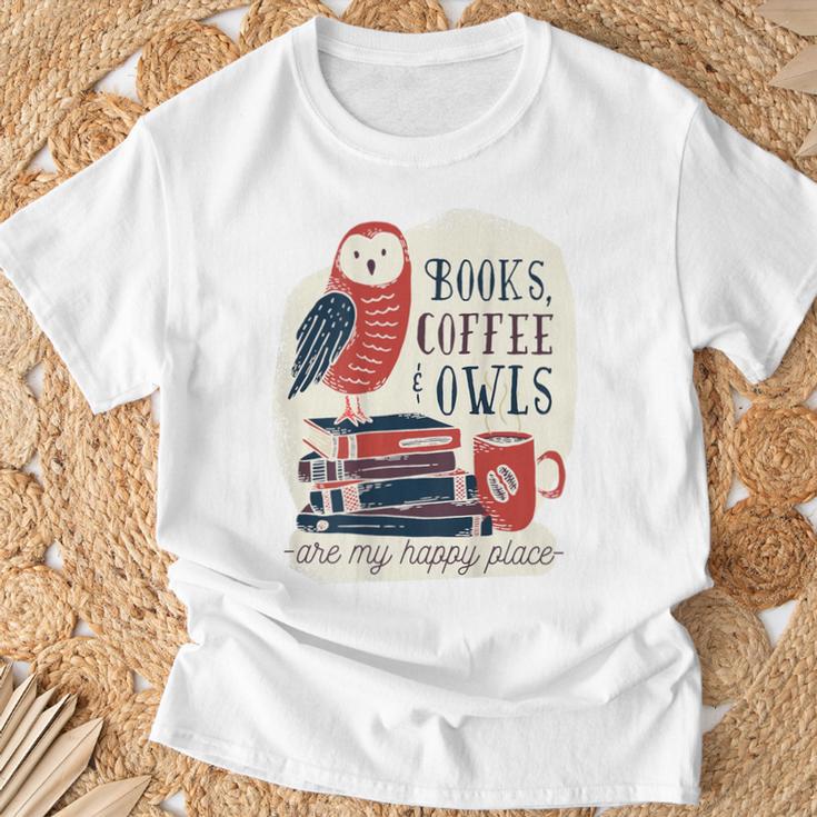 バックプリントの本、コーヒー、フクロウのおかしな幸せ Tシャツ 高齢者への贈り物