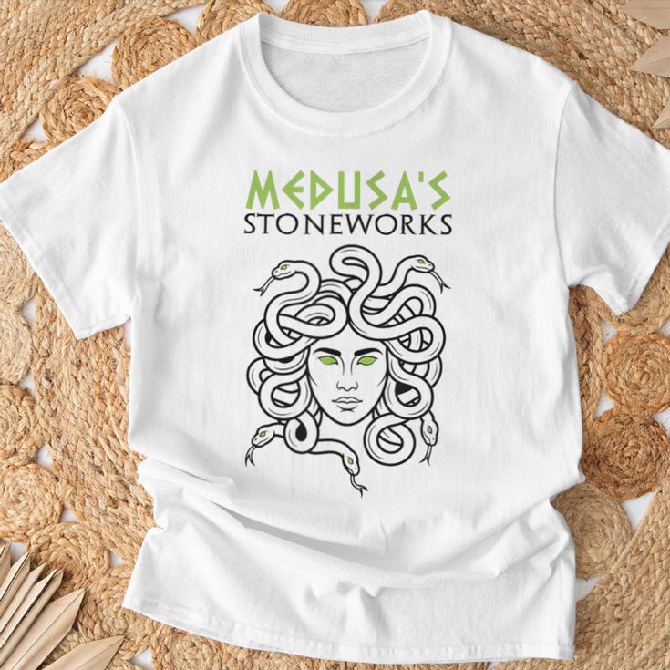 メドゥーサの石造物 面白いギリシャ神話 Tシャツ 高齢者への贈り物