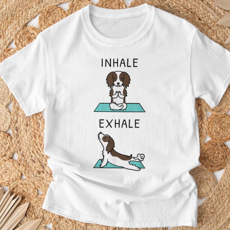 ヨガ吸い込む息を吐くイングリッシュ・スプリンガー・スパニエル犬 Tシャツ 高齢者への贈り物