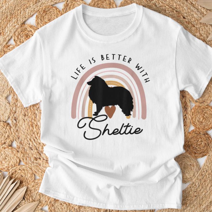 ライフ・イズ・ベターシェットランド・シープドッグ・シェルティ・レインボー・ドッグ・マム Tシャツ 高齢者への贈り物