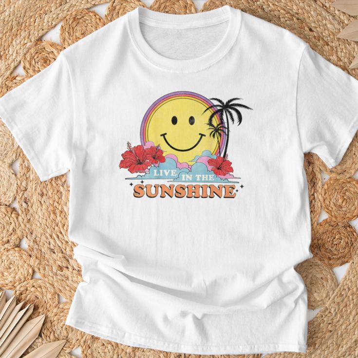 レトロなハッピーフェイス ハイビスカス ヤシの木「太陽に生きる」ビーチ Tシャツ 高齢者への贈り物
