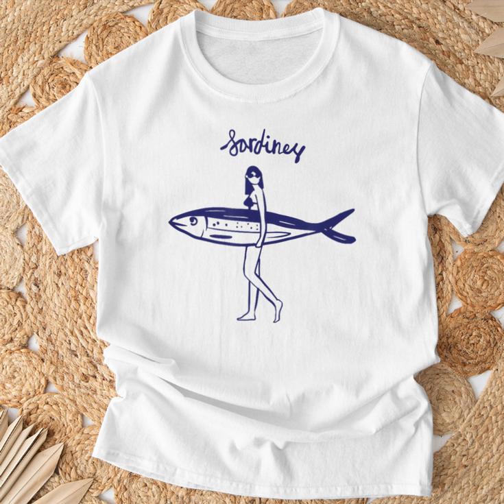 レトロな魚モチーフのガールイラスト シンプルな海風アートデザイン Tシャツ 高齢者への贈り物