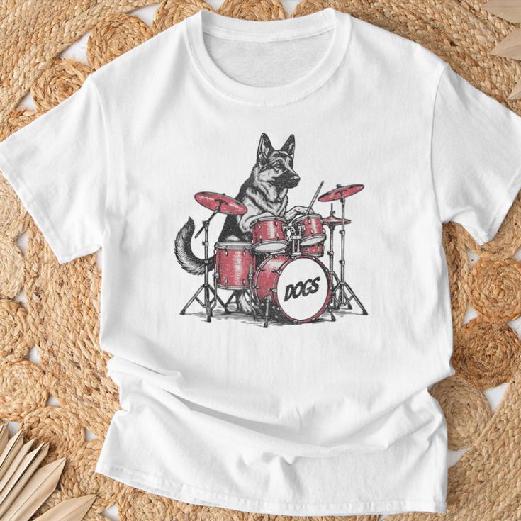ヴィンテージジャーマンシェパード犬の演奏ドラム。 Tシャツ 高齢者への贈り物