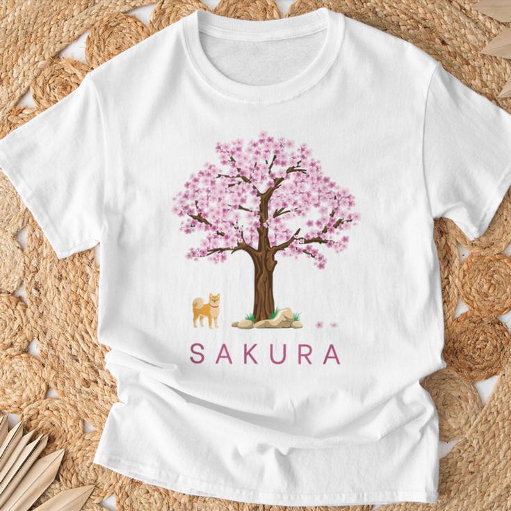 柴犬 和 桜 桜 花 木 春 Tシャツ 高齢者への贈り物