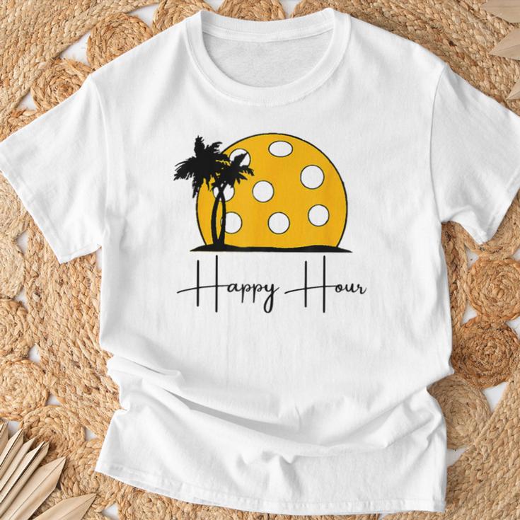 楽しいピックルボールシャツ、Happy Hour、大きなピックルボールの夕日。 Tシャツ 高齢者への贈り物