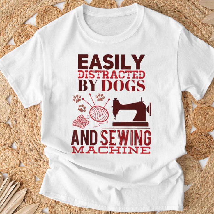 犬やミシンに気を取られやすい おもしろ裁縫 Tシャツ 高齢者への贈り物