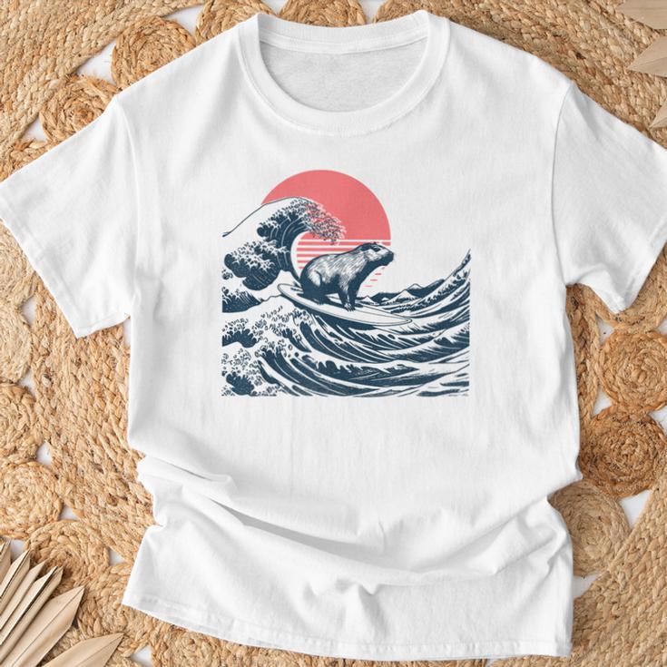 神奈川沖のビッグウェーブでサーフィンをするサーファーのカピバラ Tシャツ 高齢者への贈り物