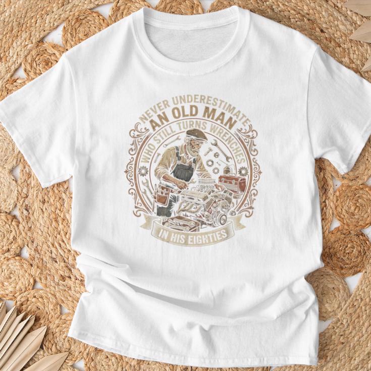 老人はレンチを回す 彼の 80年代 ヴィンテージ メカニック Tシャツ 高齢者への贈り物