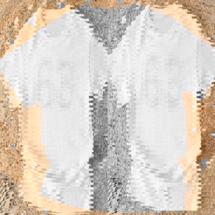 背面に63番。 Tシャツ 高齢者への贈り物