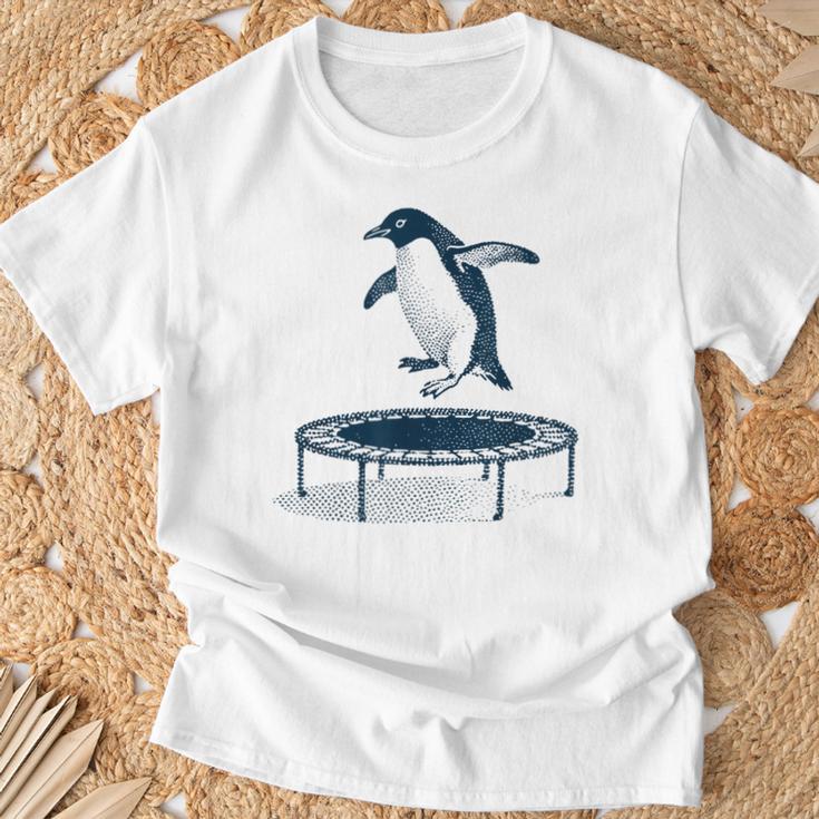 面白いペンギンがトランポリンでジャンプ Tシャツ 高齢者への贈り物