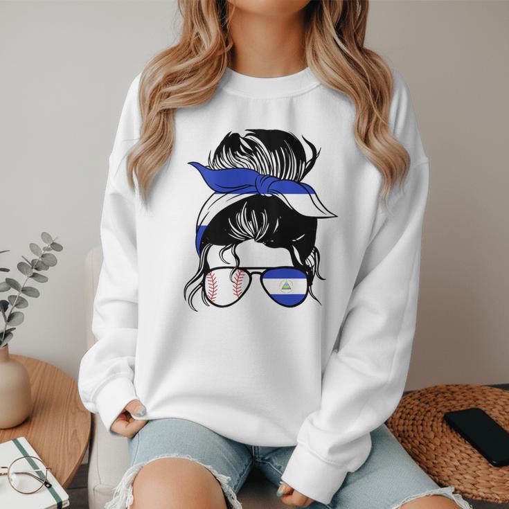 Nicaraguan Baseball Mom Nicaragua Flag Baseball Girl Women Crewneck Sweatshirt